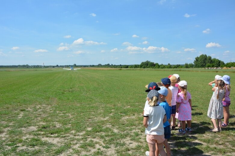  Samolot z bliska - atrakcja na zakończenie roku szkolnego 