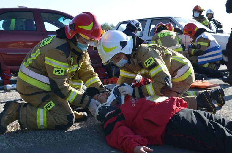 10 osób rannych w wypadku w Regnowie. Na szczęście, to tylko ćwiczenia [ZDJĘCIA]