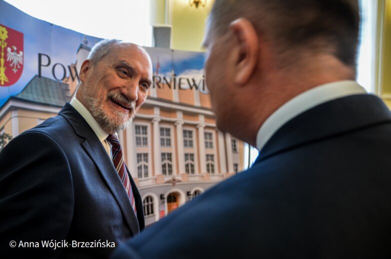  Jak narzekać, gdy popłynęły miliony. Antoni Macierewicz podziękował w Skierniewicach rządowi premiera Morawieckiego 