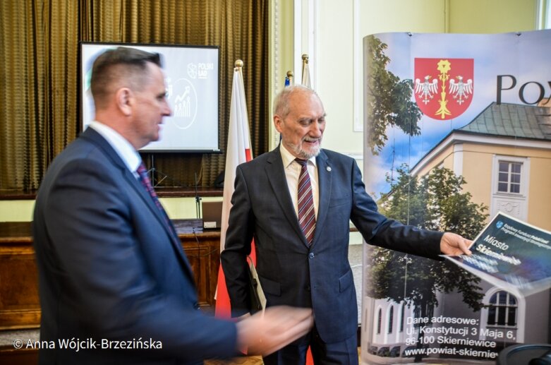  Jak narzekać, gdy popłynęły miliony. Antoni Macierewicz podziękował w Skierniewicach rządowi premiera Morawieckiego 