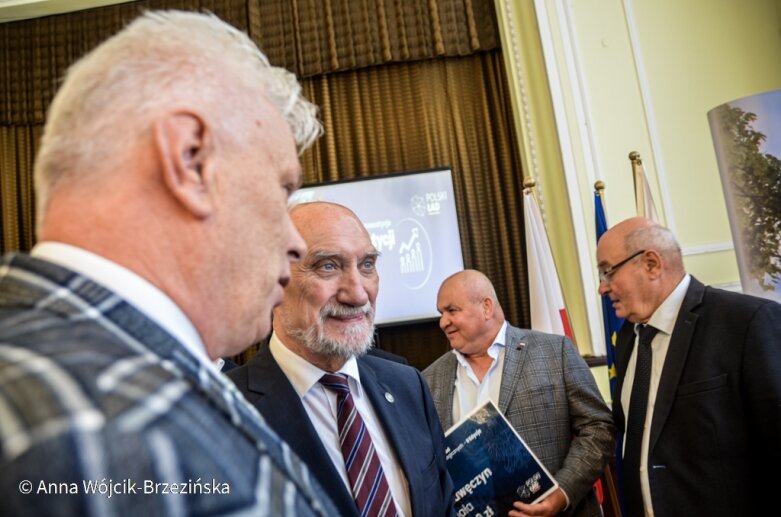  Jak narzekać, gdy popłynęły miliony. Antoni Macierewicz podziękował w Skierniewicach rządowi premiera Morawieckiego 