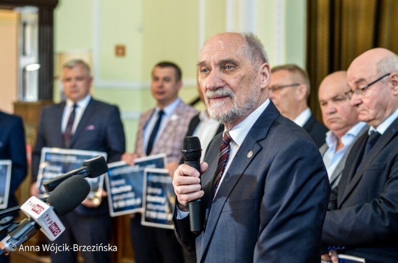  Jak narzekać, gdy popłynęły miliony. Antoni Macierewicz podziękował w Skierniewicach rządowi premiera Morawieckiego 