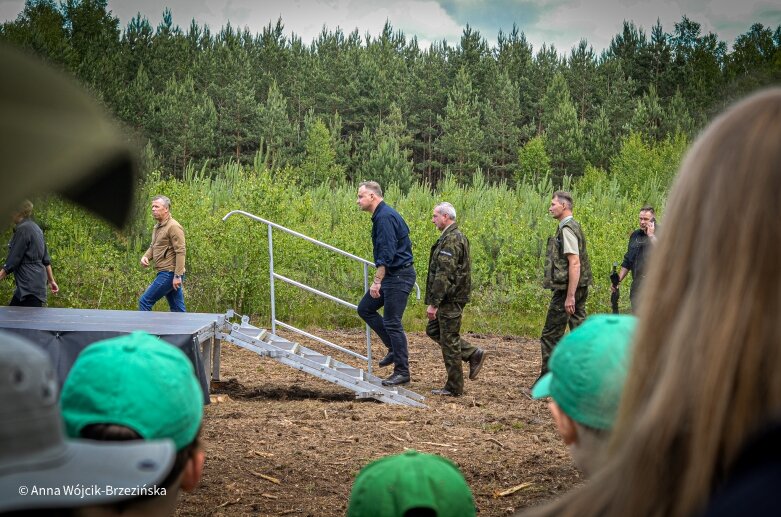  Selfie z prezydencką parą. Prezydent Andrzej Duda pod Skierniewicami sprzątał las 