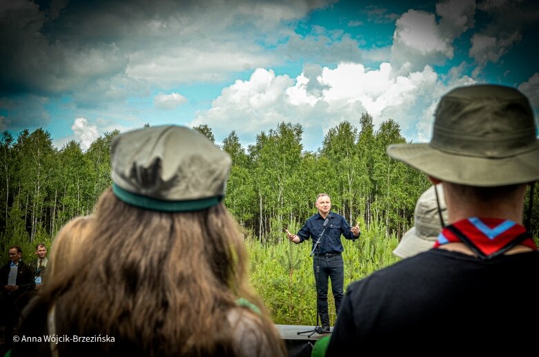  Selfie z prezydencką parą. Prezydent Andrzej Duda pod Skierniewicami sprzątał las 