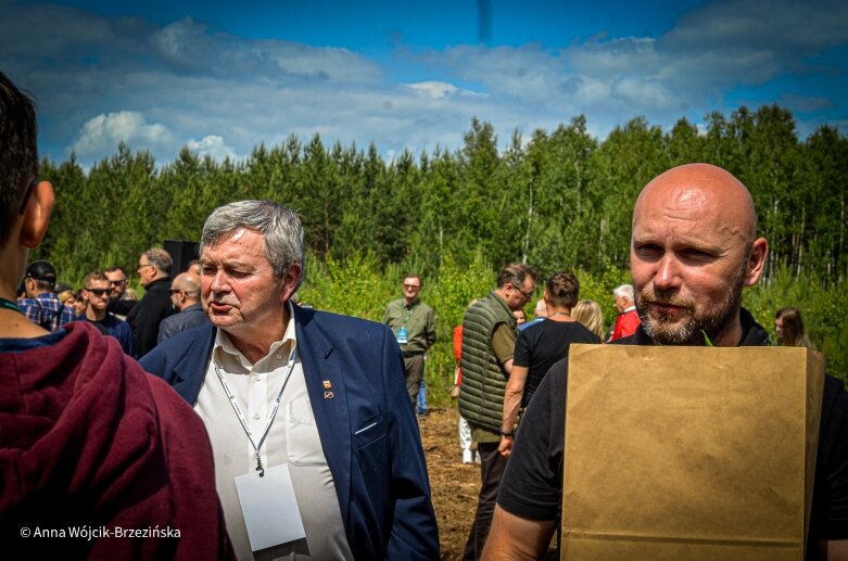  Selfie z prezydencką parą. Prezydent Andrzej Duda pod Skierniewicami sprzątał las 