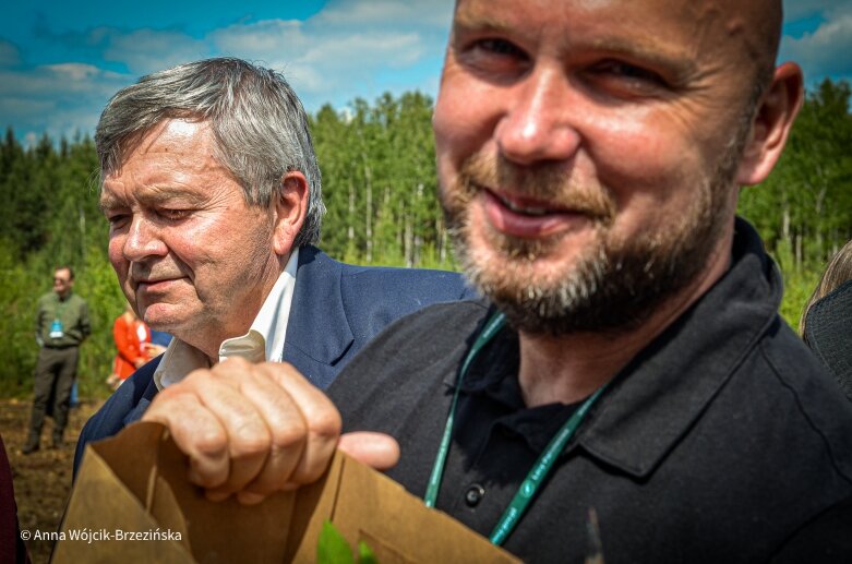  Selfie z prezydencką parą. Prezydent Andrzej Duda pod Skierniewicami sprzątał las 