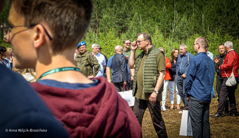  Selfie z prezydencką parą. Prezydent Andrzej Duda pod Skierniewicami sprzątał las 