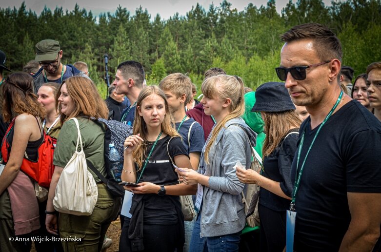  Selfie z prezydencką parą. Prezydent Andrzej Duda pod Skierniewicami sprzątał las 