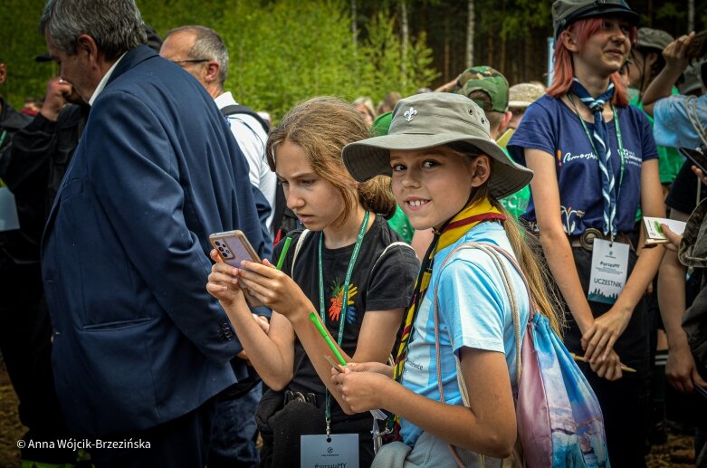  Selfie z prezydencką parą. Prezydent Andrzej Duda pod Skierniewicami sprzątał las 