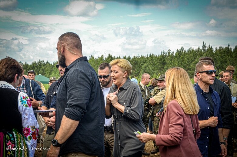  Selfie z prezydencką parą. Prezydent Andrzej Duda pod Skierniewicami sprzątał las 