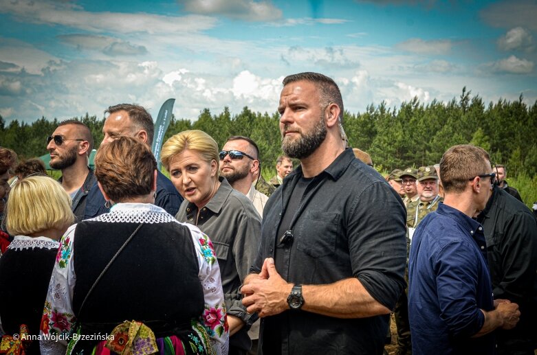  Selfie z prezydencką parą. Prezydent Andrzej Duda pod Skierniewicami sprzątał las 