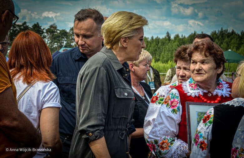  Selfie z prezydencką parą. Prezydent Andrzej Duda pod Skierniewicami sprzątał las 