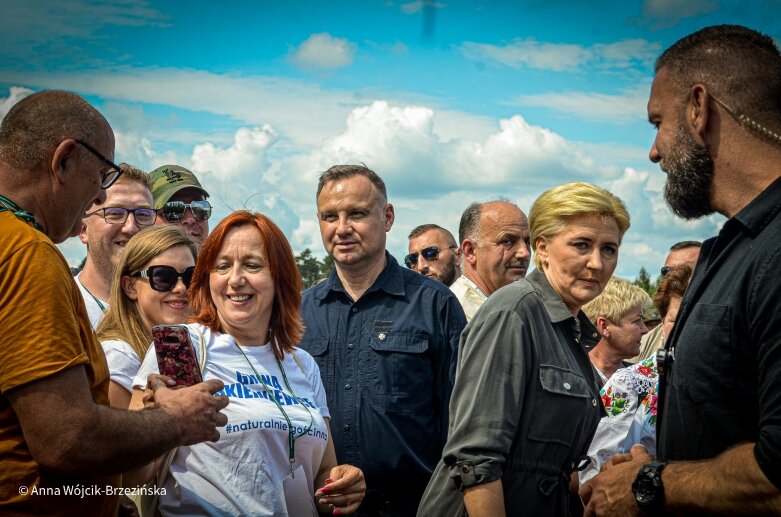 Selfie z prezydencką parą. Prezydent Andrzej Duda pod Skierniewicami sprzątał las