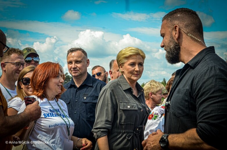  Selfie z prezydencką parą. Prezydent Andrzej Duda pod Skierniewicami sprzątał las 