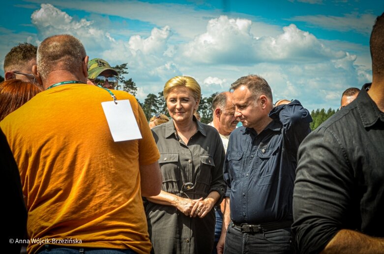  Selfie z prezydencką parą. Prezydent Andrzej Duda pod Skierniewicami sprzątał las 