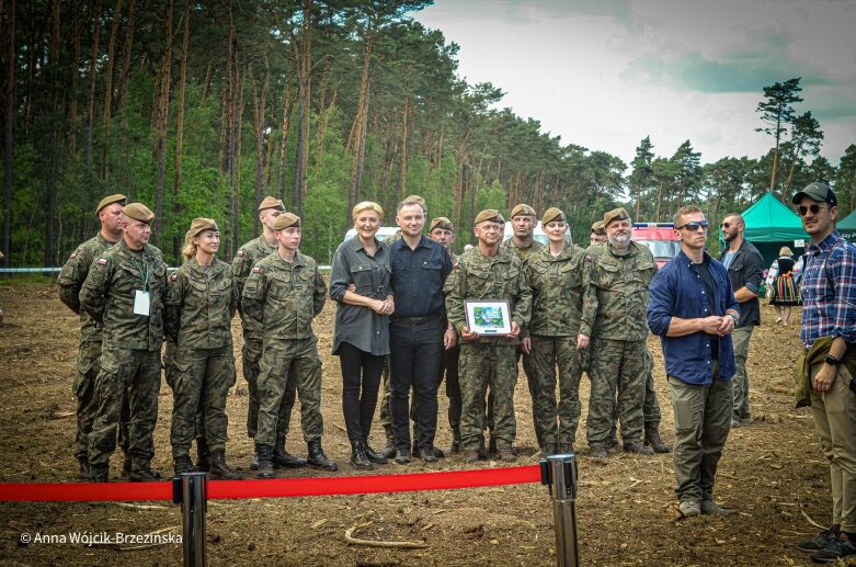  Selfie z prezydencką parą. Prezydent Andrzej Duda pod Skierniewicami sprzątał las 