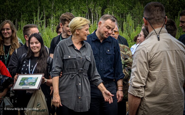  Selfie z prezydencką parą. Prezydent Andrzej Duda pod Skierniewicami sprzątał las 