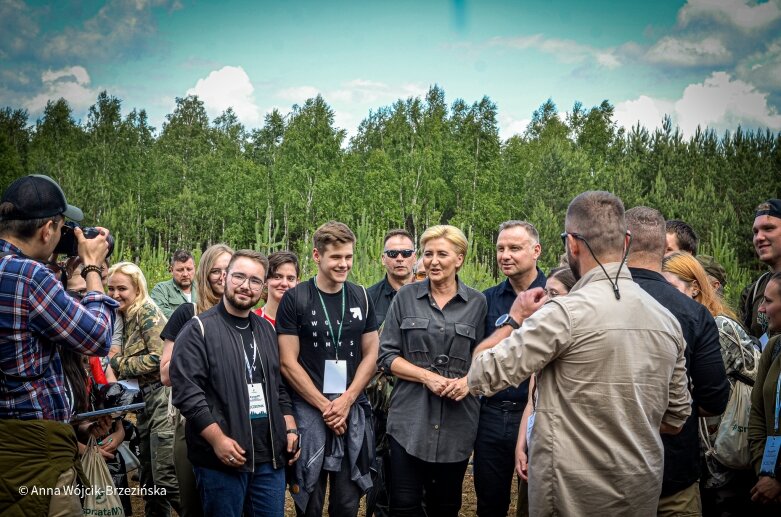  Selfie z prezydencką parą. Prezydent Andrzej Duda pod Skierniewicami sprzątał las 