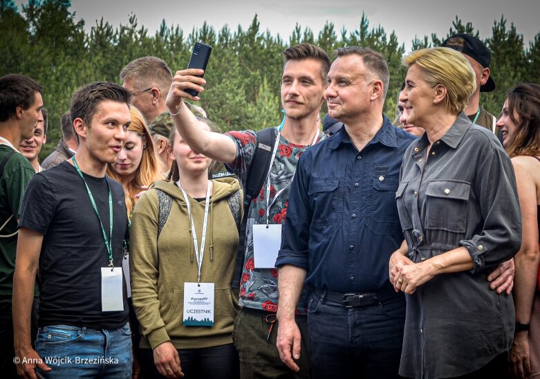  Selfie z prezydencką parą. Prezydent Andrzej Duda pod Skierniewicami sprzątał las 