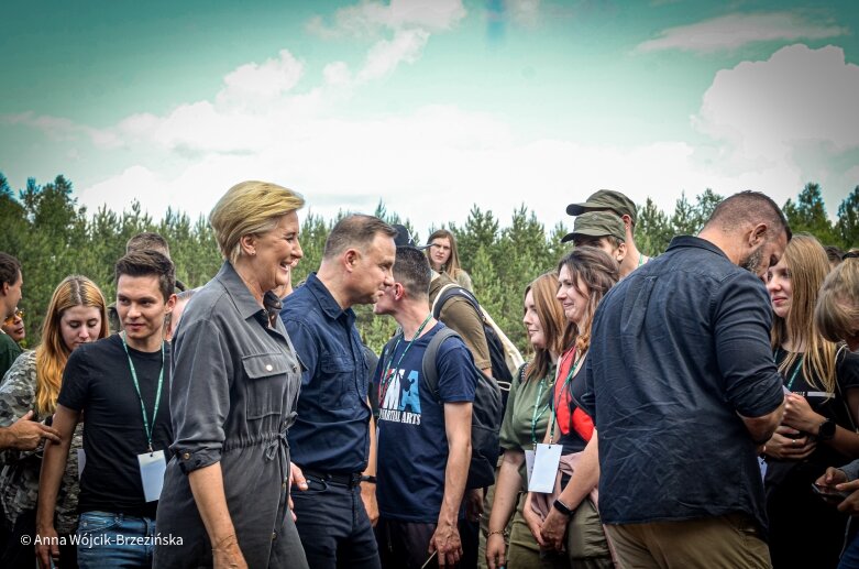  Selfie z prezydencką parą. Prezydent Andrzej Duda pod Skierniewicami sprzątał las 