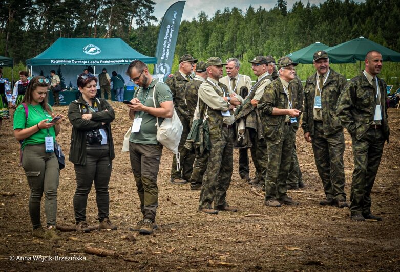  Selfie z prezydencką parą. Prezydent Andrzej Duda pod Skierniewicami sprzątał las 