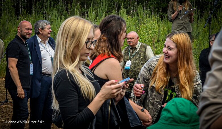  Selfie z prezydencką parą. Prezydent Andrzej Duda pod Skierniewicami sprzątał las 