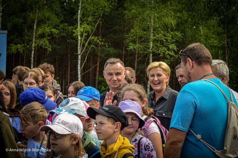  Selfie z prezydencką parą. Prezydent Andrzej Duda pod Skierniewicami sprzątał las 