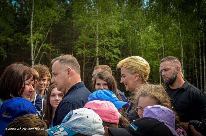  Selfie z prezydencką parą. Prezydent Andrzej Duda pod Skierniewicami sprzątał las 