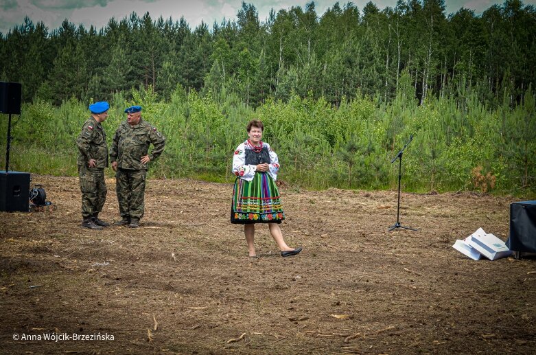  Selfie z prezydencką parą. Prezydent Andrzej Duda pod Skierniewicami sprzątał las 