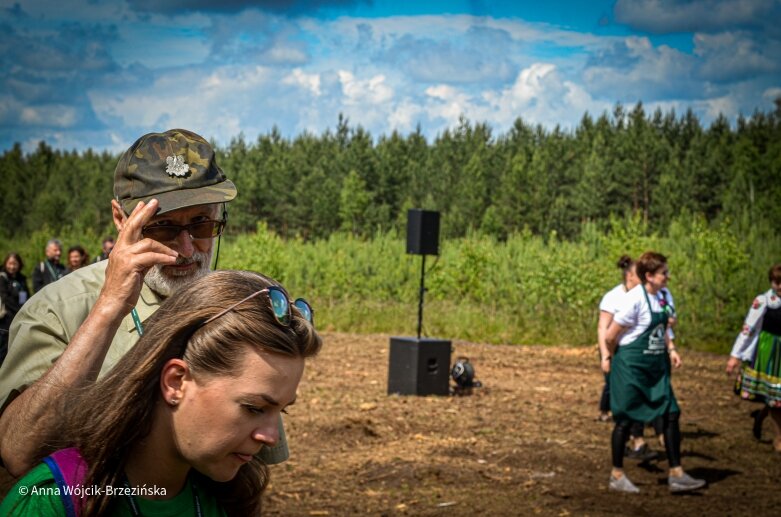  Selfie z prezydencką parą. Prezydent Andrzej Duda pod Skierniewicami sprzątał las 