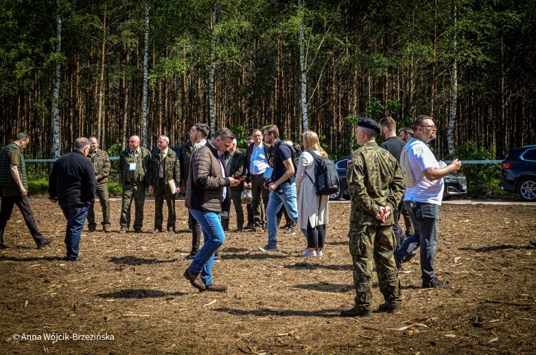  Selfie z prezydencką parą. Prezydent Andrzej Duda pod Skierniewicami sprzątał las 