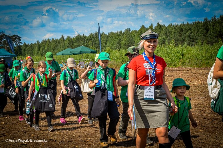  Selfie z prezydencką parą. Prezydent Andrzej Duda pod Skierniewicami sprzątał las 