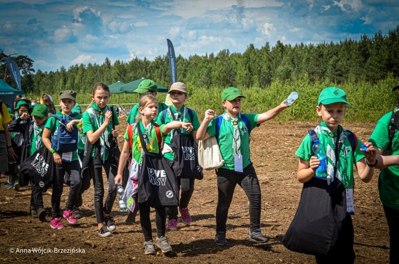  Selfie z prezydencką parą. Prezydent Andrzej Duda pod Skierniewicami sprzątał las 