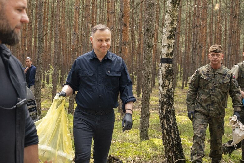  Selfie z prezydencką parą. Prezydent Andrzej Duda pod Skierniewicami sprzątał las 