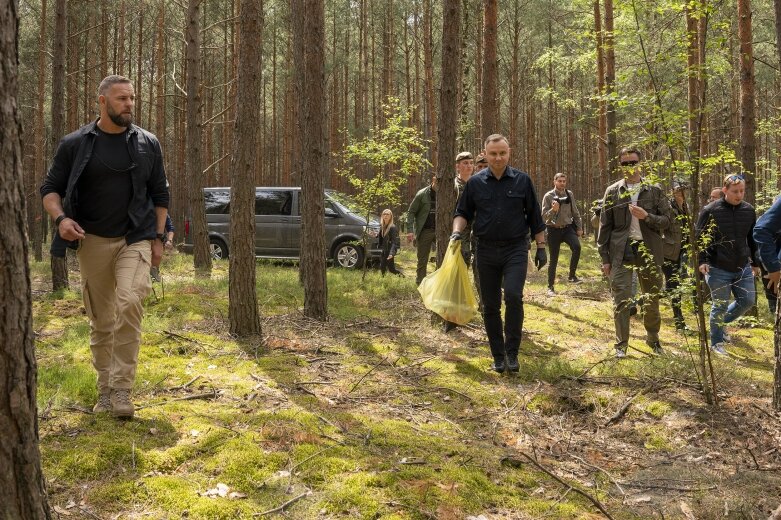  Selfie z prezydencką parą. Prezydent Andrzej Duda pod Skierniewicami sprzątał las 