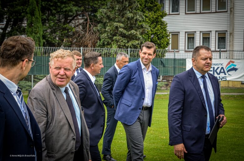  Umowa podpisana. Mirbud przebuduje miejski stadion w Skierniewicach 