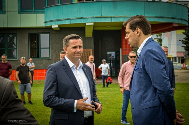  Umowa podpisana. Mirbud przebuduje miejski stadion w Skierniewicach 