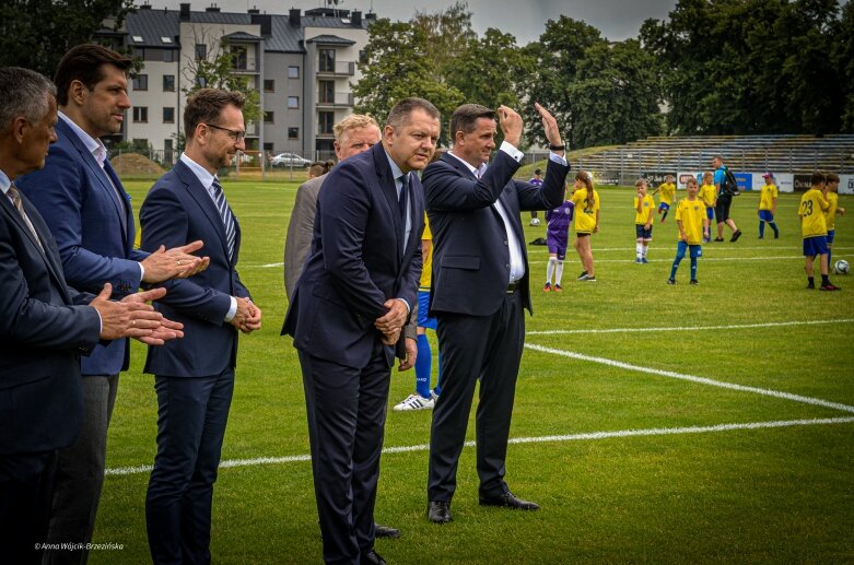  Umowa podpisana. Mirbud przebuduje miejski stadion w Skierniewicach 