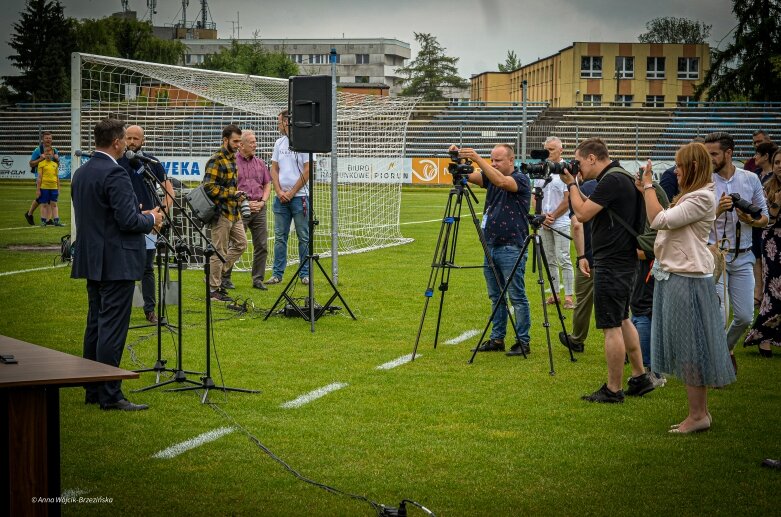  Umowa podpisana. Mirbud przebuduje miejski stadion w Skierniewicach 