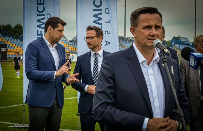  Umowa podpisana. Mirbud przebuduje miejski stadion w Skierniewicach 