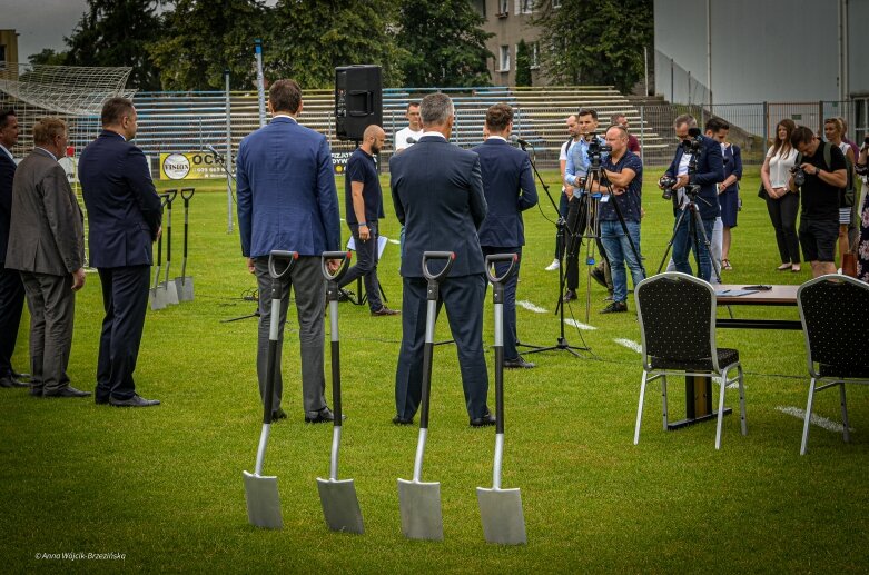  Umowa podpisana. Mirbud przebuduje miejski stadion w Skierniewicach 