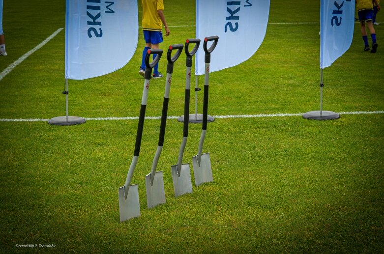  Umowa podpisana. Mirbud przebuduje miejski stadion w Skierniewicach 