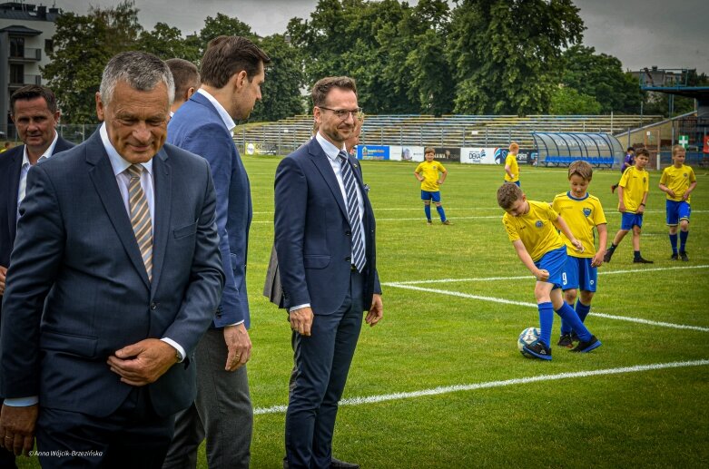  Umowa podpisana. Mirbud przebuduje miejski stadion w Skierniewicach 