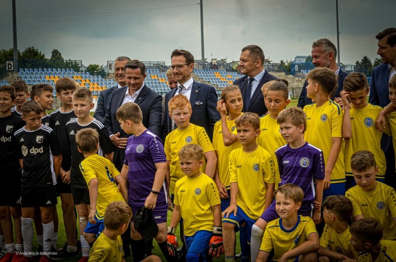  Umowa podpisana. Mirbud przebuduje miejski stadion w Skierniewicach 