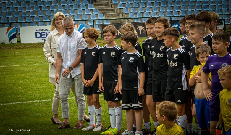  Umowa podpisana. Mirbud przebuduje miejski stadion w Skierniewicach 