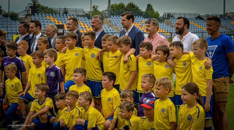  Umowa podpisana. Mirbud przebuduje miejski stadion w Skierniewicach 