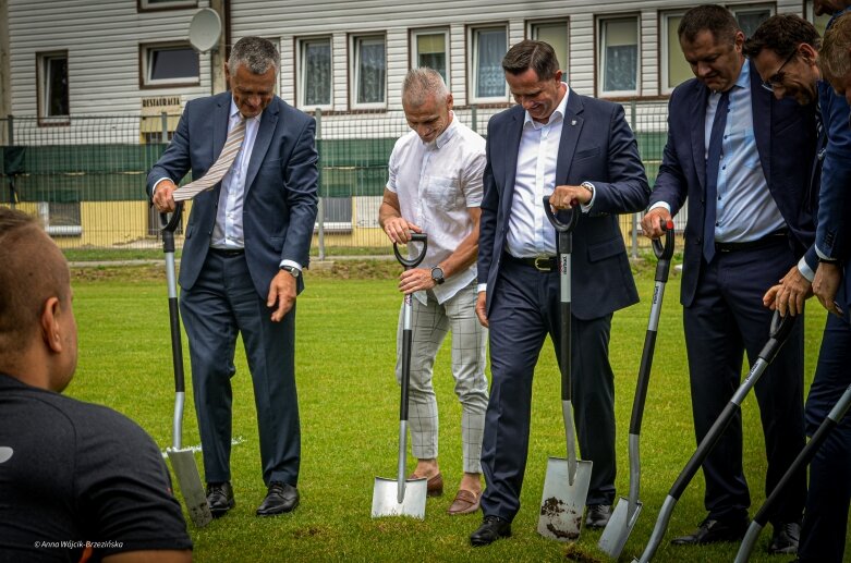  Umowa podpisana. Mirbud przebuduje miejski stadion w Skierniewicach 