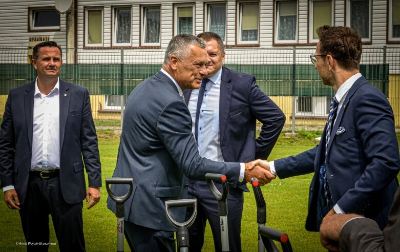  Umowa podpisana. Mirbud przebuduje miejski stadion w Skierniewicach 