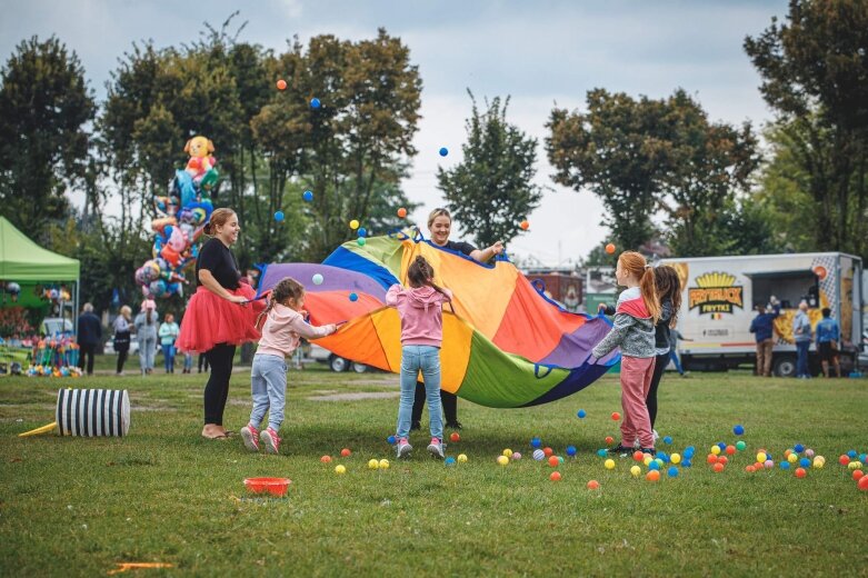   Foodtrucki na pasażu Nurzyńskiego w Skierniewicach  