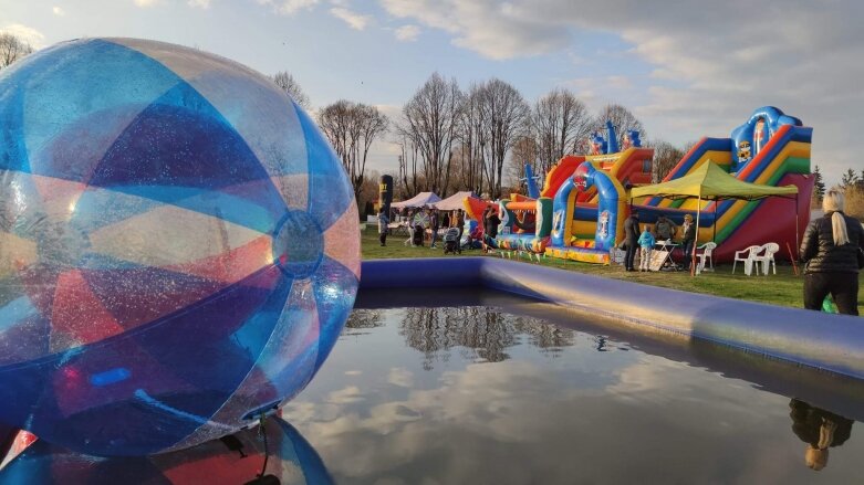   Foodtrucki na pasażu Nurzyńskiego w Skierniewicach  